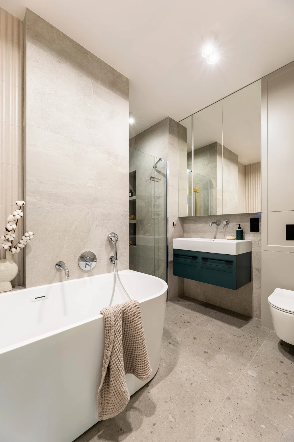 Modernes Badezimmer mit freistehender Badewanne, begehbarer Dusche und Waschtisch