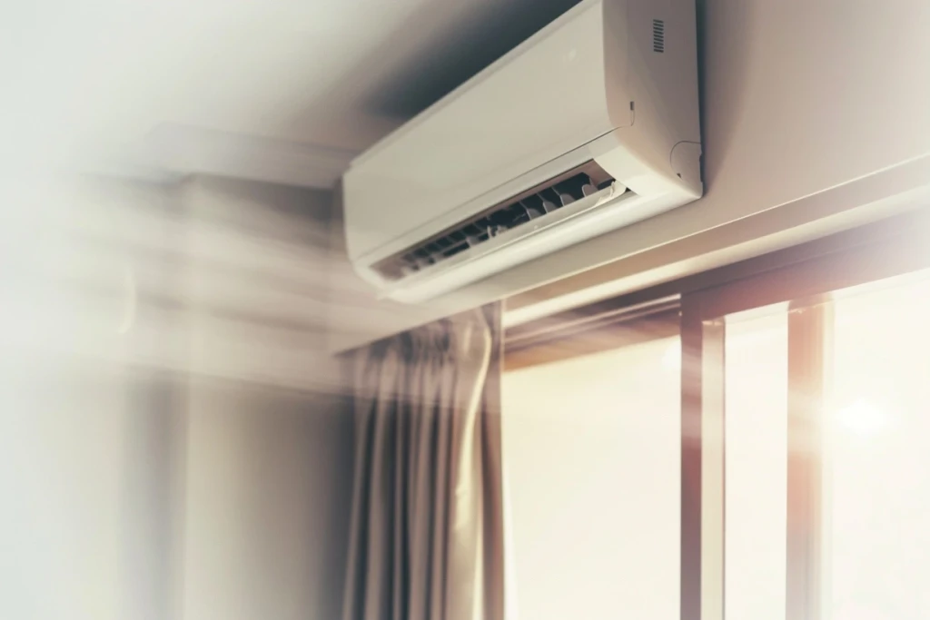 Wandgerät einer Split-Klimaanlage über einer Fensterfront